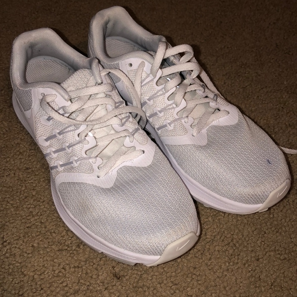 WHITE NIKE SNEAKERS